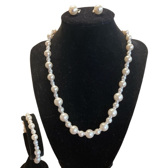 Avon Jewelry - 🌸NIB AVON Hollie 3 Piece Pearlesque Gift Set